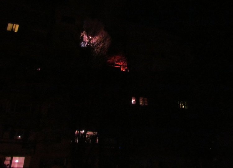 Гасят пожар в жилище на ул."П.Берон"