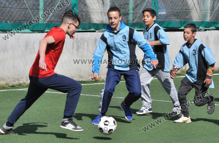 80 деца в игрите на Спешъл Олимпикс по народна топка и футбол в Хасково