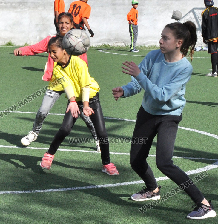 80 деца в игрите на Спешъл Олимпикс по народна топка и футбол в Хасково