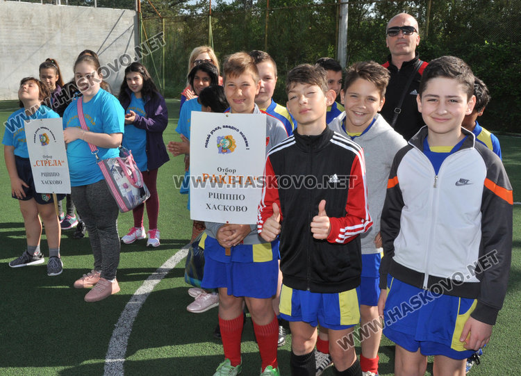 80 деца в игрите на Спешъл Олимпикс по народна топка и футбол в Хасково