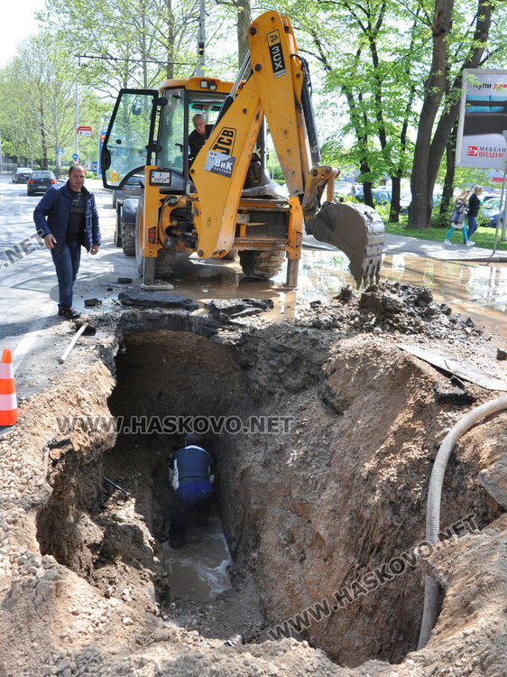 Втори ден Вик бори авария на бул. “Съединение”, обещават вода следобед 