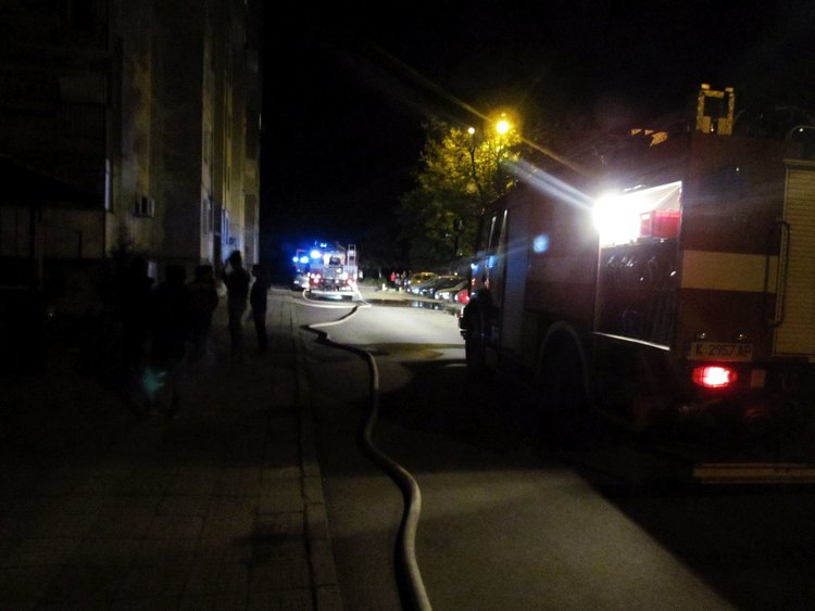 Гасят пожар в жилище на ул."П.Берон"
