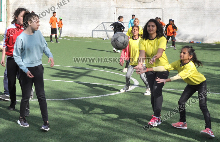 80 деца в игрите на Спешъл Олимпикс по народна топка и футбол в Хасково