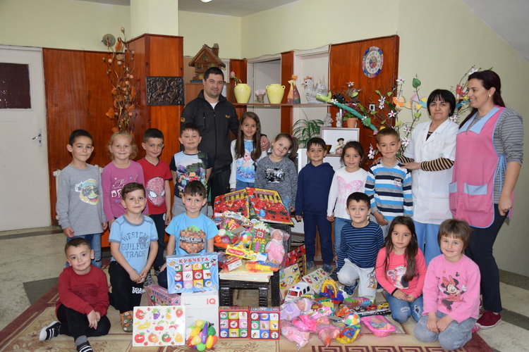 Изселничката от Бурса  Фатмегюл Сакин дари детски играчки на ардинските деца