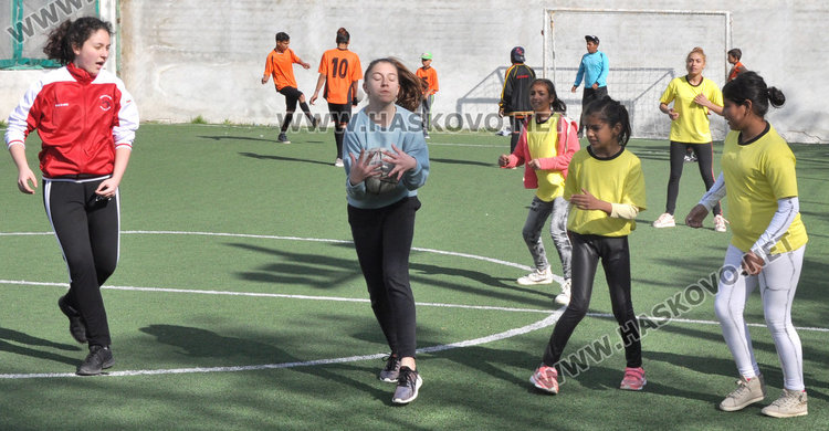 80 деца в игрите на Спешъл Олимпикс по народна топка и футбол в Хасково