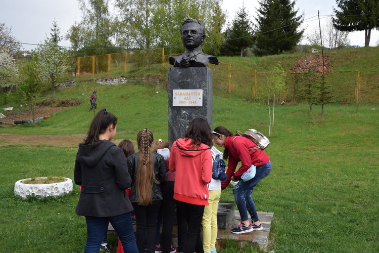 Цветя в памет на писателя-хуманист  Сабахаттин Али от ученици от Фотиново 