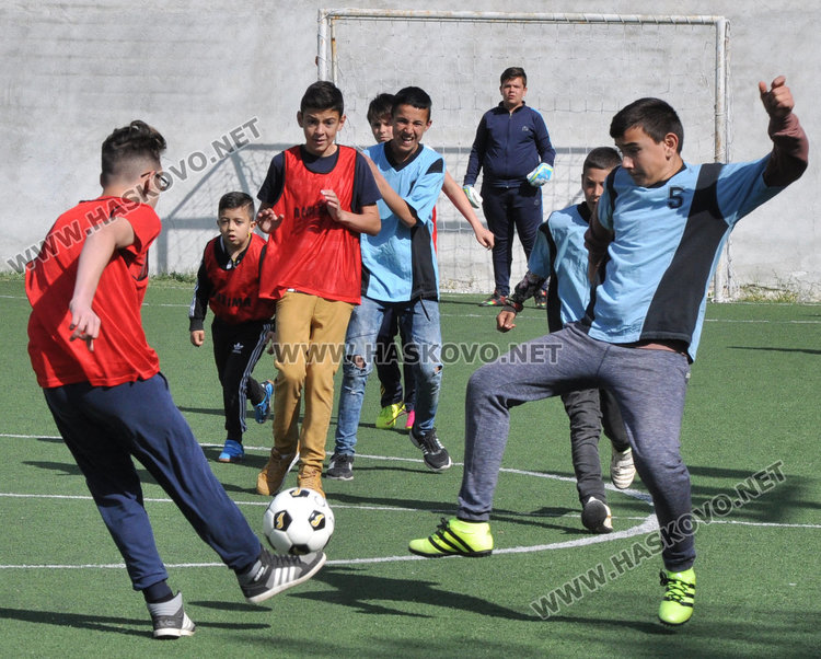 80 деца в игрите на Спешъл Олимпикс по народна топка и футбол в Хасково