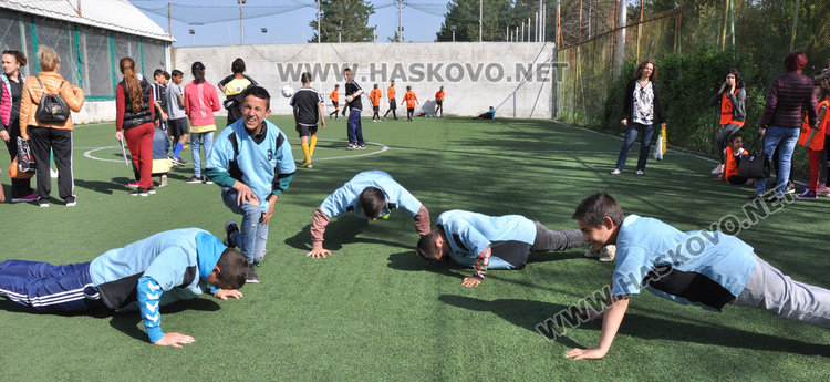 80 деца в игрите на Спешъл Олимпикс по народна топка и футбол в Хасково