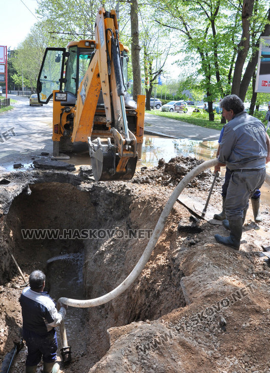 Втори ден Вик бори авария на бул. “Съединение”, обещават вода следобед 