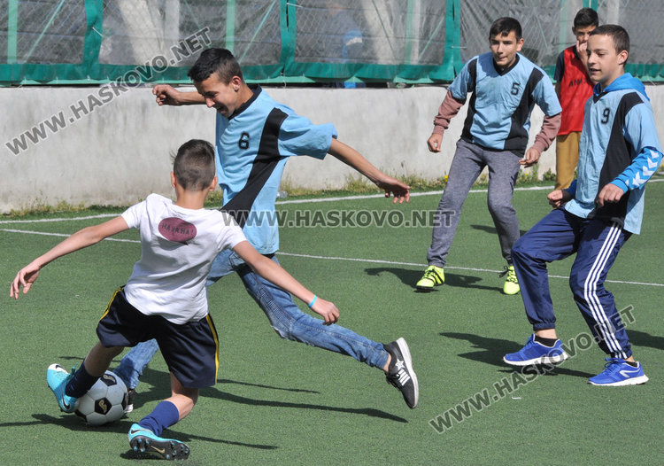 80 деца в игрите на Спешъл Олимпикс по народна топка и футбол в Хасково
