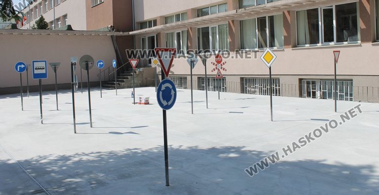 Бивши и настоящи каравеловци организираха среща на поколенията