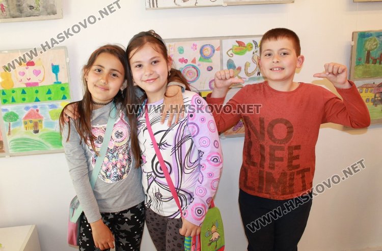 Каравеловци подредиха изложба за юбилея на училището