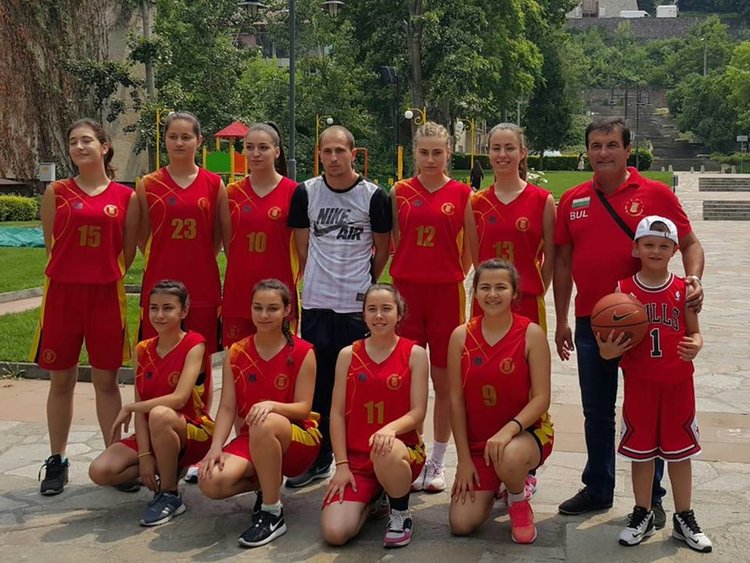 „Славейков“ изпраща два баскетболни отбора на финали