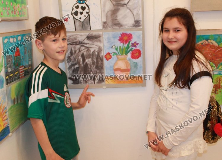 Каравеловци подредиха изложба за юбилея на училището