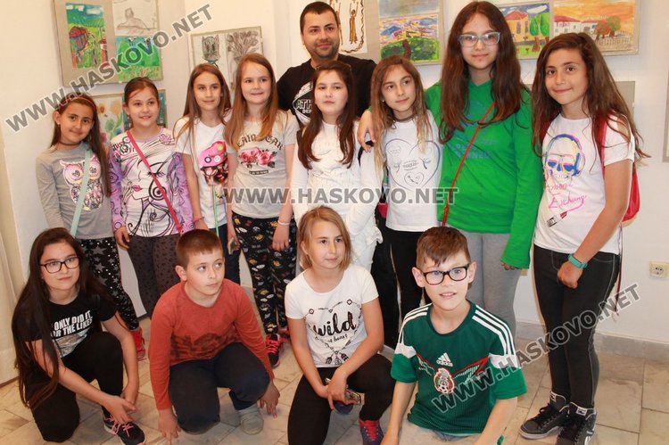 Каравеловци подредиха изложба за юбилея на училището