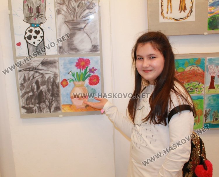 Каравеловци подредиха изложба за юбилея на училището