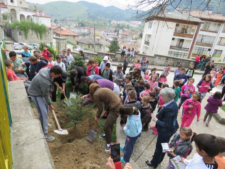 Деца твориха в ателиета за Деня на земята