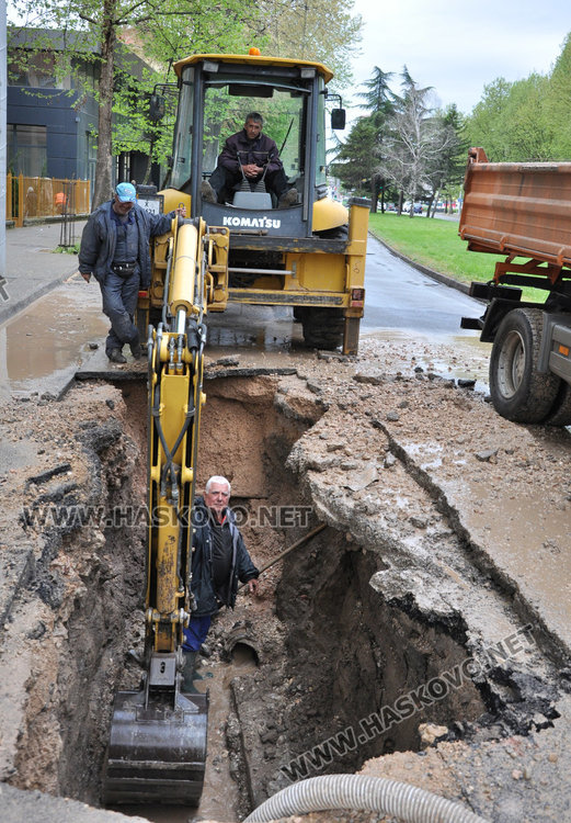 Нова ВиК авария на метри от предишните, затвориха част от „Съединение“