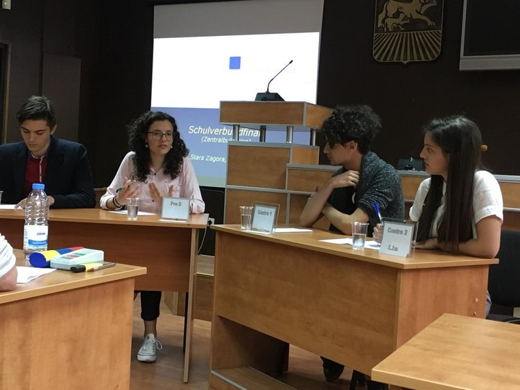 Най-убедително на немски език дебатират Лия и Гизем от ЕГ „Христо Ботев“ – Кърджали