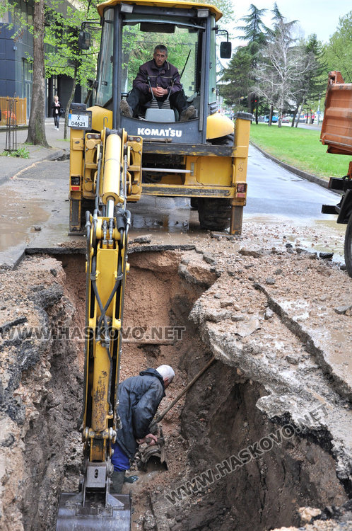 Нова ВиК авария на метри от предишните, затвориха част от „Съединение“