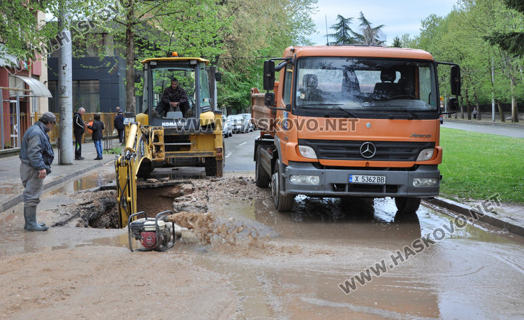 Нова ВиК авария на метри от предишните, затвориха част от „Съединение“