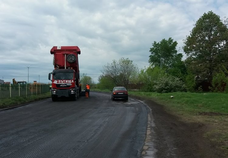 Ремонтират настилката на околовръстния път