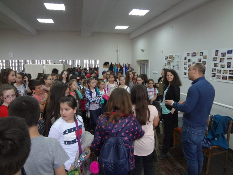 Каравеловци прекараха един следобед в операта