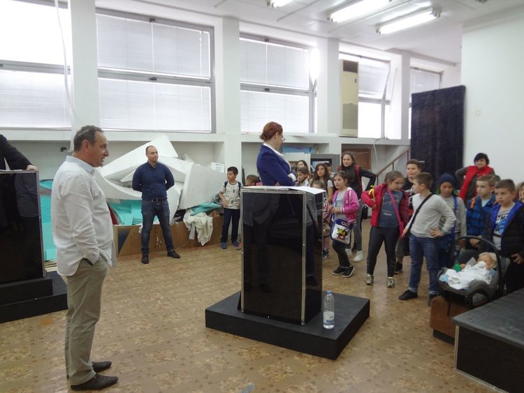 Каравеловци прекараха един следобед в операта