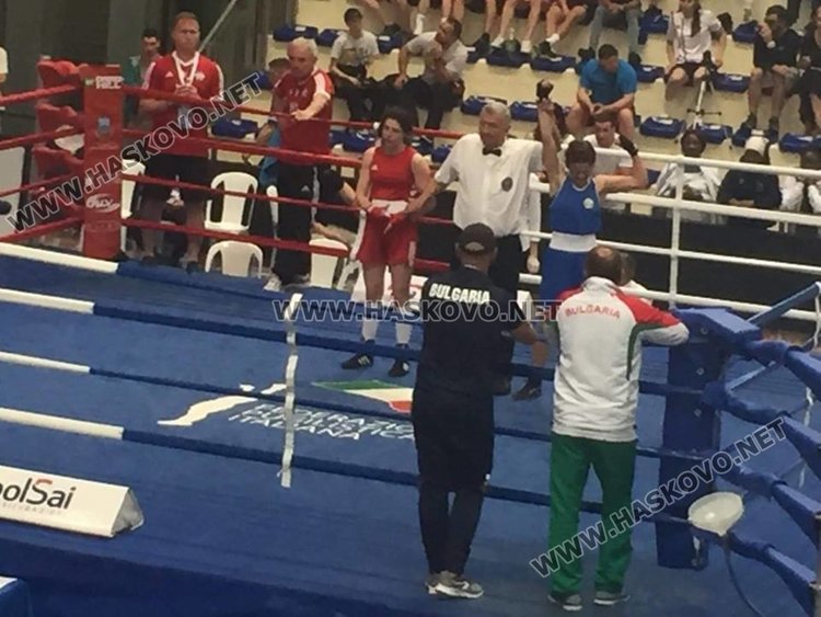 Горяна /вдясно / с вдигната ръка като победител 