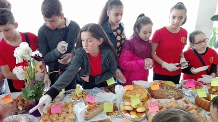 Славейковци от първи и пети клас заедно в доброто