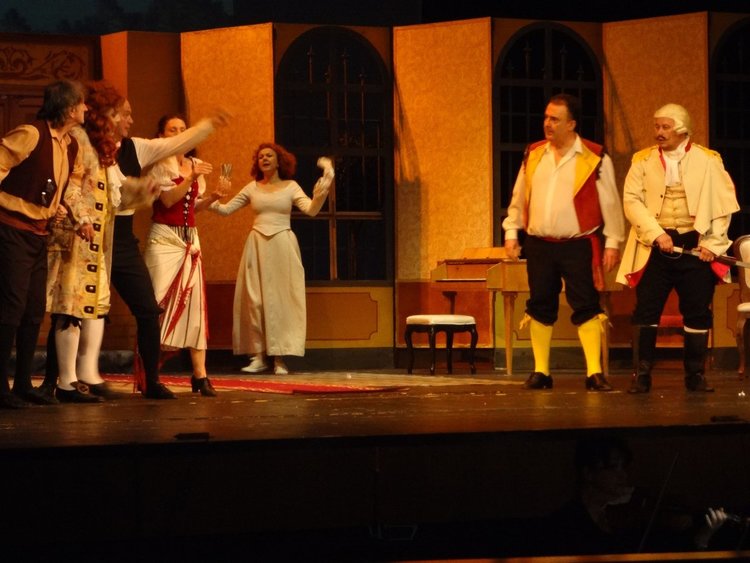 Каравеловци прекараха един следобед в операта