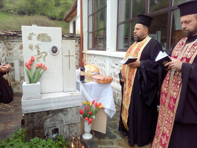 Светецът на Чепеларе, хората се поклониха пред свещеник – легенда 