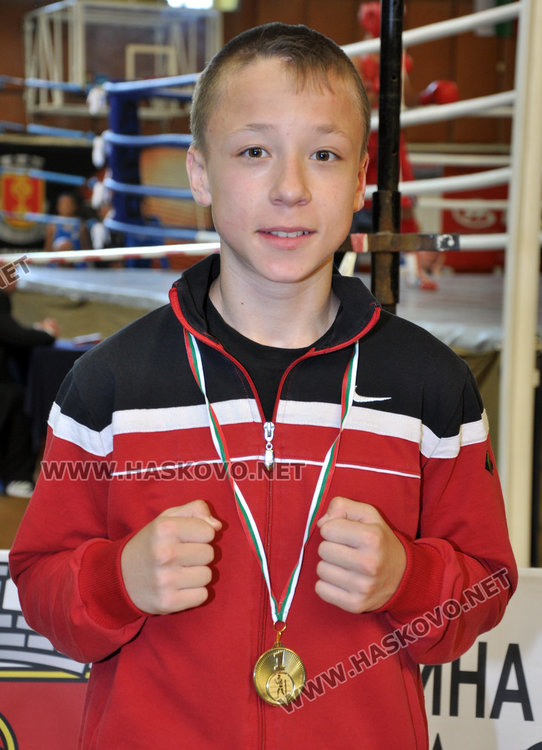 Шампионът при 44-килограмовите Шакир Тодоров 