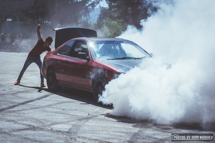 Младежи показаха как се прави благотворителност с дрифт и гонки