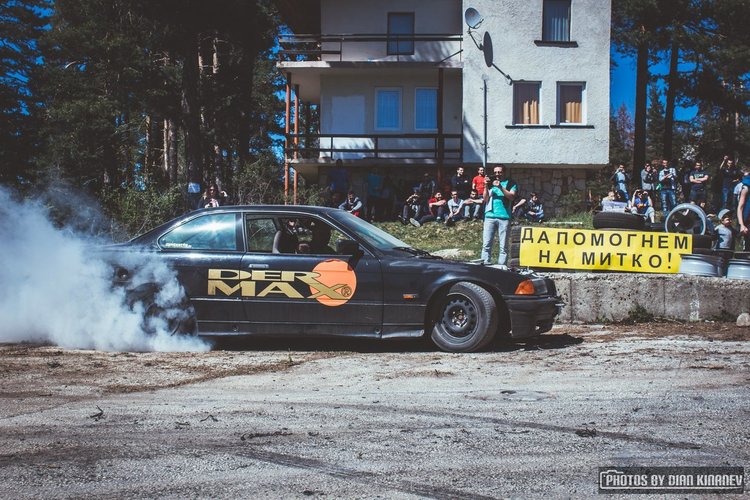 Младежи показаха как се прави благотворителност с дрифт и гонки