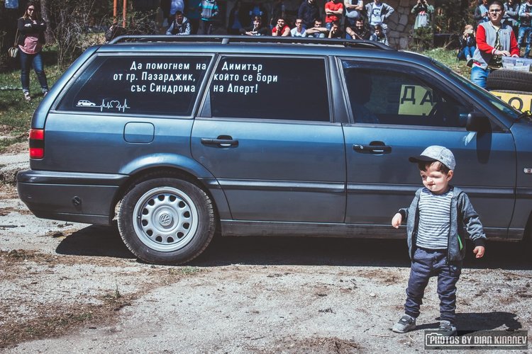 Младежи показаха как се прави благотворителност с дрифт и гонки