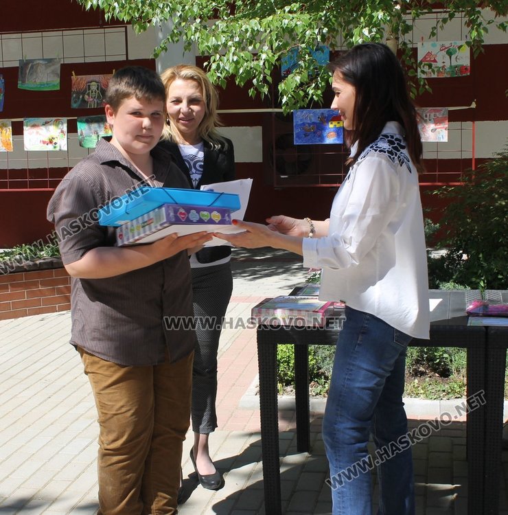 Отличиха 28 димитровградски деца, рисували за бедата