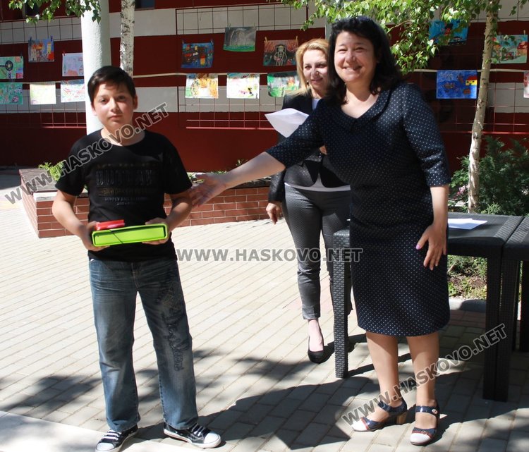 Отличиха 28 димитровградски деца, рисували за бедата