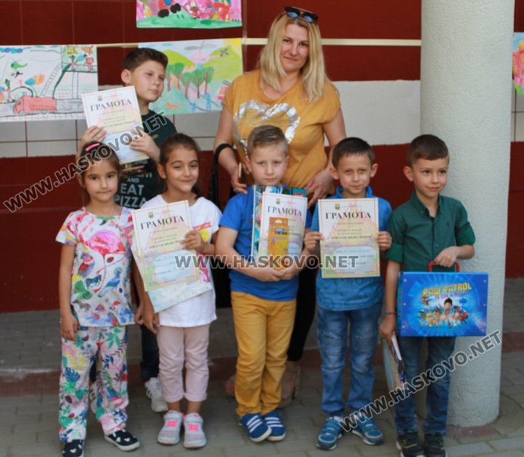 Отличиха 28 димитровградски деца, рисували за бедата