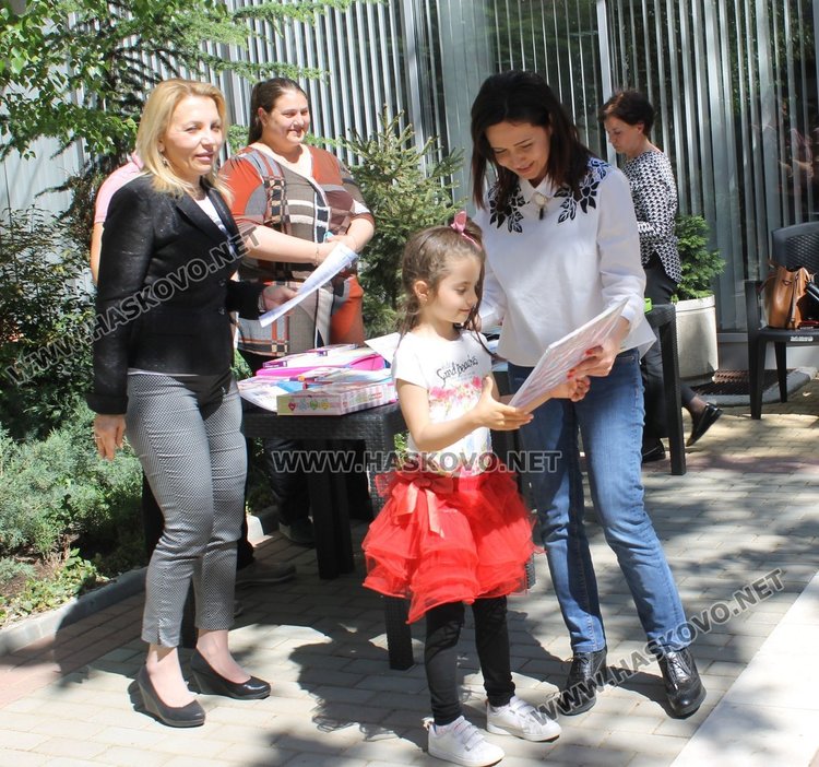 Отличиха 28 димитровградски деца, рисували за бедата