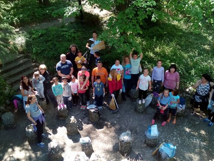 Първокласници почистиха кът в парк "П.Пенев"