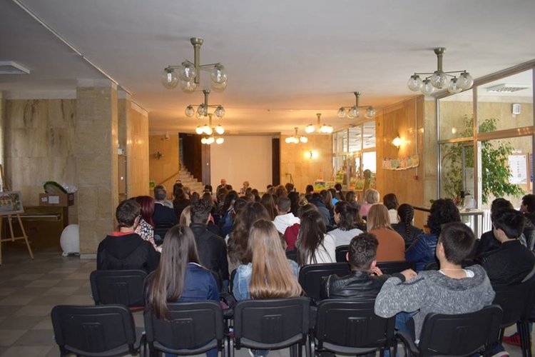 Неда Антонова и Румен Леонидов представиха "Първият след Бога" в Асеновград