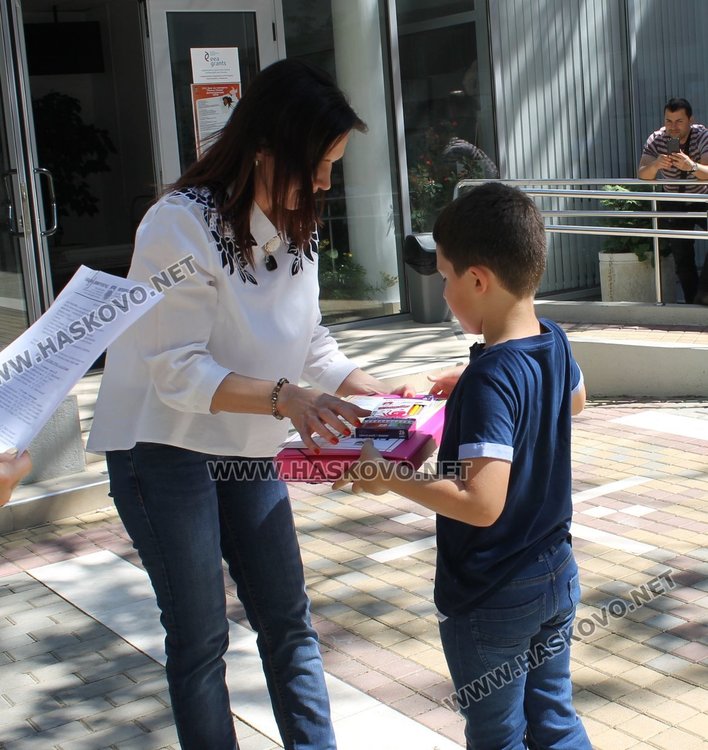 Отличиха 28 димитровградски деца, рисували за бедата