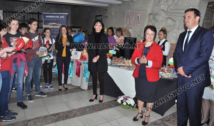 Бизнесът обещава 2500 лв. заплата и стипендии за гимназистите