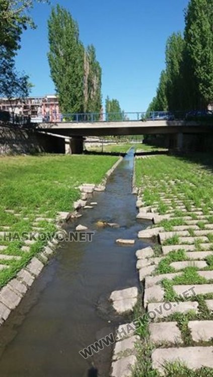 Пуснаха по течението на хасковския канал Вазов и Пелин