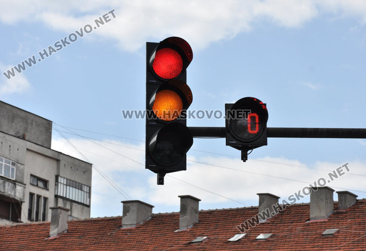 Хасковлия: броячът на светофара до автогарата образува тапи от коли