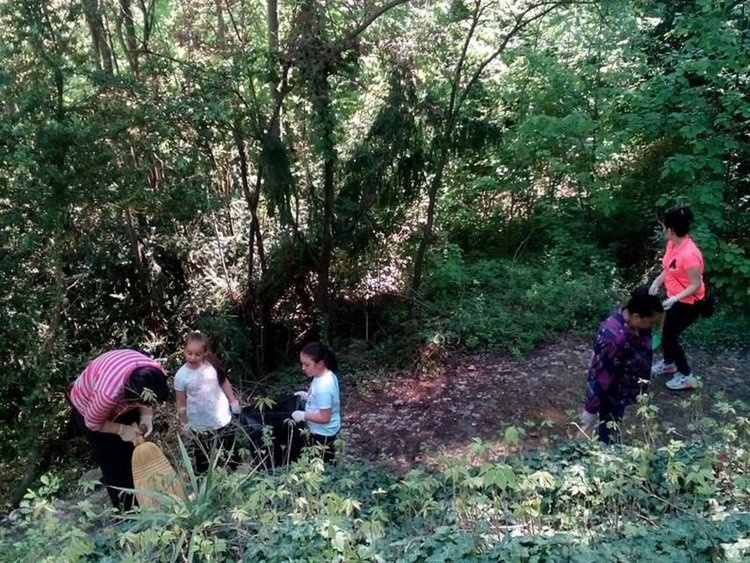 Първокласници почистиха кът в парк "П.Пенев"