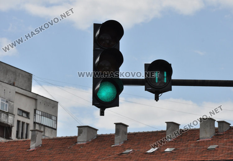 Хасковлия: броячът на светофара до автогарата образува тапи от коли