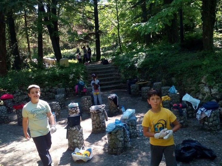 Първокласници почистиха кът в парк "П.Пенев"