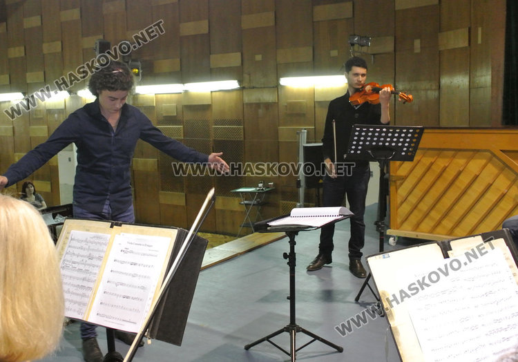 Оркестрантите на Хасково акомпанират на солисти от Националното музикално училище